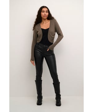 Regular fit,Lange mouwen  Fijne was 30°, niet bleken, niet in de droger drogen, Liggend laten drogen in de schaduw, koud strijken max. 110° C, Droogreiniging  80% Viscose,20% Nylon