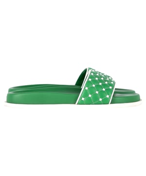 Empfohlener Verkaufspreis
Die Rockstud Quilted Slides von Valentino Garavani aus grünem Leder vereinen luxuriösen Tragekomfort mit ikonischem Stil. Die gepolsterte Gummisohle sorgt für ganztägigen Tragekomfort, während das gesteppte Obermaterial aus Leder mit den charakteristischen goldfarbenen Rockstuds verziert ist. Perfekt, um Ihren Freizeit- oder Urlaubslook mit einem Hauch von Designer-Flair aufzuwerten.

Valentino Garavani Rockstud Quilted Slides aus grünem Leder
Zustand: Sehr gut
Gebrauchsspuren: Inklusive Box. Leichte Gebrauchsspuren. Wenig getragen, aber sehr gut erhalten. Leichte Gebrauchsspuren an Sohlen und Knicken, leichte Abnutzungsspuren an Sohlen und Absatz.
Verpackung: Box, Staubbeutel
Farbe: Grün
Material: Leder
Größe: EU | 38
Maße: Absatzhöhe: 30; Innensohlenlänge: 270
Artikelnummer: NAPPUGBSH493315W