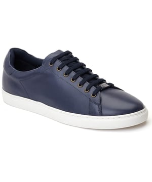 Stylisch und entspannt, wurde der Tucker Sneaker von Base London aus hochwertigem Leder gefertigt und verfügt über eine weiche Ortholite-Innensohle. Mit einem markierten Base-Schnürsenkelbesatz verziert, sind diese Trainer bereit für das Wochenende.