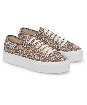Always on the lookout for newtrends, from exotic embroidery to innovative mix & match styles. Leopard prints continue to storm the fashion scene with glam attitude and graphic power, updating the coveted Superga 2790.