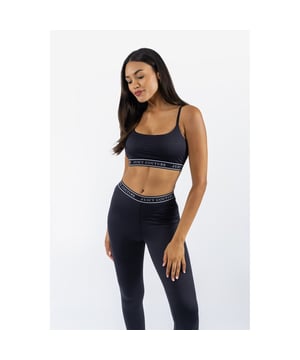 Lage impact sport-bralette van ribbelinterlock nylon. Deze gevoerde bralette heeft verstelbare bandjes en is gebrandmerkt met een elastische zoom. Hij kan worden gecombineerd met de bijpassende legging voor een yoga-geïnspireerde look.