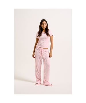 These soft feel pyjamas feature an all over print Juicy Couture logo graphic on the bottoms and Juicy slogan on the top.