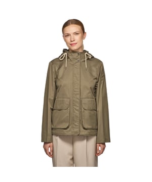 Ilde is een casual veelzijdige gevoerde parka-jas voor vrouwen met een hedendaagse esthetiek en voorzien van een beschermende verstelbare capuchon. Het is gemaakt van polycotton met een winddichte afwerking en is perfect voor de lente.