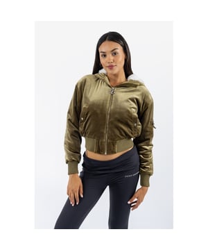 In der klassischen Silhouette, die wir kennen und lieben, betont diese Kapuzen-Bomberjacke von Juicy Couture die Taille mit ihrem cropped Saum.