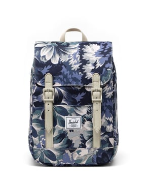 Neem een snelle Retreat. Gemaakt om precies te dragen wat je nodig hebt en vervaardigd uit 100% gerecyclede EcoSystem-stoffen, houdt onze kleinste Retreat Backpack de nodige spullen bij de hand wanneer je onderweg bent.
