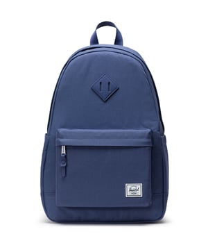 Verliest nooit zijn charme. Met onze kenmerkende diamantdetail is deze tijdloze rugzak gemaakt voor de reis van vandaag. Een gevoerde sleeve beschermt je laptop en een voorvak organiseert de kleine spulletjes.