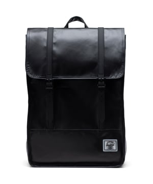 Für deinen täglichen Arbeitsweg gemacht. Hergestellt aus recycelten Materialien und mit einer matten Beschichtung verfügt der wetterfeste Survey-Rucksack über ein Laptopfach und Netzorganisatoren für Reisen durch die Stadt.
