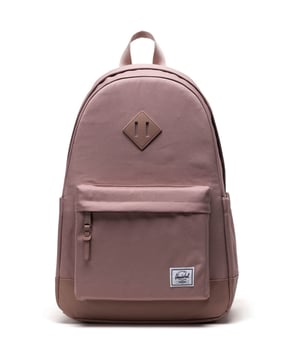 Verliest nooit zijn charme. Met onze kenmerkende diamante detail is deze tijdloze rugzak gemaakt voor de reizen van vandaag. Een gewatteerde sleeve beschermt je laptop en een voorvak organiseert de kleine spulletjes.