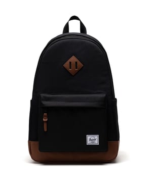 Verveelt nooit. Deze tijdloze rugzak met onze kenmerkende diamante detail is gemaakt voor de reizen van vandaag. Een gevoerde sleeve beschermt je laptop en een voorvak organiseert de kleine dingen.
