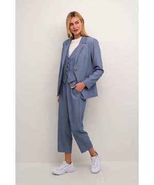 Tight fit,Ärmellos  Schonwäsche 30°, Nicht bleichen, Nicht im Trockner trocknen, Tropnass aufhängen im Schatten, Kalt bügeln max. 110° C, Trockenreinigung  77% Polyester (Recycelt),18% Viskose,5% Elasthan