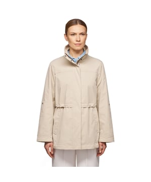 Claudin ist eine Longline-Jacke, die ideal für den Saisonstart geeignet ist und einen verstellbaren Kordelzug in der Taille enthält. Sie besteht aus strukturiertem Polyester-Twill und Nylon mit einer wasserabweisenden, winddichten Beschichtung und kann auch in 3/4-Länge getragen werden.