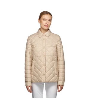 Amabel, eine Shirtjacke mit einem raffinierten, lässigen Design, das über eine rautenförmige Steppung am Körper und eine Kastensteppung an den Ärmeln verfügt. Sie ist aus weichem, mattem Nylon gefertigt, mit recyceltem EcologicWARM-Wattierung und einer wasserabweisenden, winddichten Oberfläche.