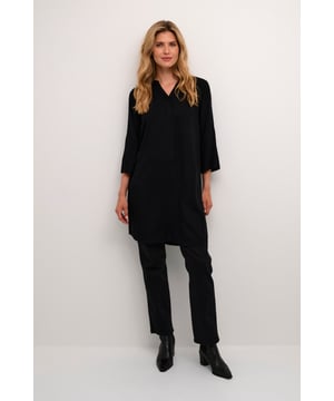 Regular fit,Taille lengte,3/4 mouwen  Fijne was 30°, niet bleken, niet in de droger drogen, Liggend laten drogen in de schaduw, warm strijken max. 150° C, Chemisch laten reinigen.  100% Viscose (LENZING™ ECOVERO™)