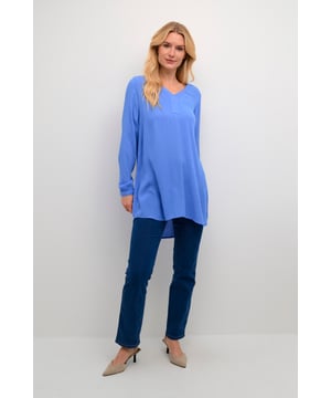 Regular fit,Lange mouwen  Fijne was 30°, niet bleken, niet in de droger drogen, Liggend laten drogen in de schaduw, koud strijken max. 110° C, Chemisch laten reinigen.  100% Viscose (LENZING™ ECOVERO™)