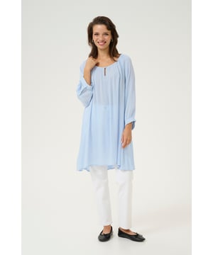 Regular fit,3/4 mouwen  Fijne was 30°, niet bleken, niet in de droger drogen, Liggend laten drogen in de schaduw, koud strijken max. 110° C, Chemisch laten reinigen.  100% Viscose (LENZING™ ECOVERO™)