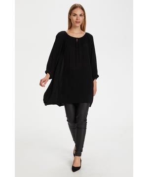 Regular fit,3/4 mouwen  Fijne was 30°, niet bleken, niet in de droger drogen, Liggend laten drogen in de schaduw, koud strijken max. 110° C, Chemisch laten reinigen.  100% Viscose (LENZING™ ECOVERO™)