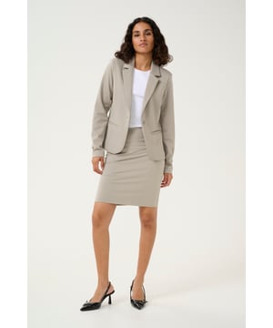 Tight fit,Lange Ärmel  Schonwäsche 30°, Nicht bleichen, Nicht im Trockner trocknen, Tropnass aufhängen im Schatten, Kalt bügeln max. 110° C, Trockenreinigung  76% Polyester (Recycelt),20% Viskose,4% Elasthan