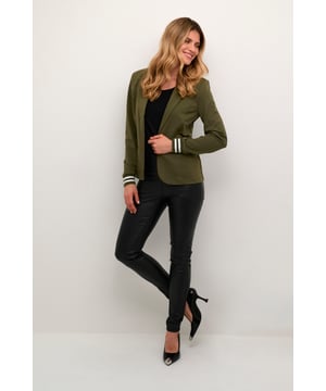 Regular fit,Lange Ärmel  Schonwäsche 30°, Nicht bleichen, Nicht im Trockner trocknen, Tropnass aufhängen im Schatten, Kalt bügeln max. 110° C, Trockenreinigung  76% Polyester (Recycelt),20% Viskose,4% Elasthan