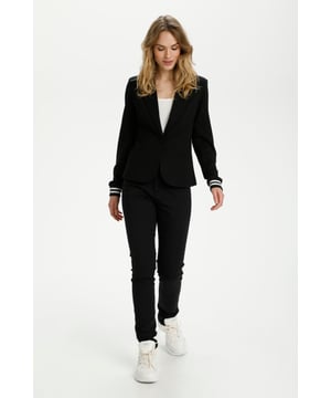 Regular fit,Lange Ärmel  Schonwäsche 30°, Nicht bleichen, Nicht im Trockner trocknen, Tropnass aufhängen im Schatten, Kalt bügeln max. 110° C, Trockenreinigung  76% Polyester (Recycelt),20% Viskose,4% Elasthan