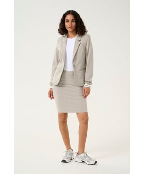 Regular fit,Lange Ärmel  Schonwäsche 30°, Nicht bleichen, Nicht im Trockner trocknen, Tropnass aufhängen im Schatten, Kalt bügeln max. 110° C, Trockenreinigung  76% Polyester (Recycelt),20% Viskose,4% Elasthan