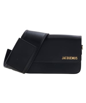 Jacquemus Le Carinu Black is het ultieme statement accessoire voor de modebewuste vrouw. Deze verfijnde zwarte tas combineert Jacquemus&#39; kenmerkende minimalistische design met praktische elegantie. Vervaardigd met hoogwaardige materialen en met oog voor detail, biedt hij veelzijdige stylingmogelijkheden voor zowel overdag als &#39;s avonds. Verrijk je garderobe met dit felbegeerde item dat moeiteloos overgaat van casual uitjes naar formele gelegenheden. 100% leer, gemaakt in Spanje