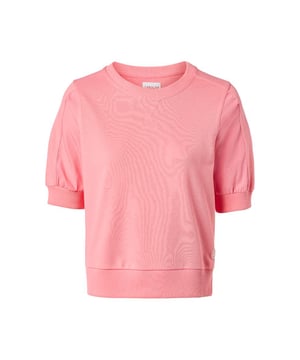 Deze pastelroze Calgary sweater brengt een frisse kleurboost aan je lente- en zomeroutfit. De sweater is gemaakt van twee verschillende katoenen materialen. De luchtige geweven katoenen mouwen zorgen voor een verrassend effect, terwijl de korte mouwen met ribboord een stoere uitstraling hebben. Zowel de ronde halslijn als de taillezoom zijn afgewerkt met een zachte ribboord, wat een casual look geeft. Een sportief element wordt toegevoegd door het V-vormige stiksel bij de halslijn op het voorpand. De doorgestikte naden op de mouwen lopen door tot aan de schouders, wat de mouwen accentueert.Door de combinatie van materialen is deze sweater een uniek item dat het beste van een sweater en blouse combineert. Draag de Calgary short sleeve sweater op een frisse lentedag met het stoere Montreal jasje. De luchtige katoenen materialen maken het ook ideaal voor warmer weer. Style de sweater met mooie sieraden om de sportieve top een chique en geklede uitstraling te geven.
