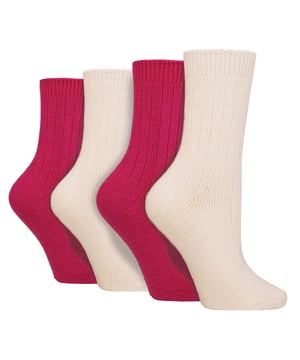 Wildfeet - Paquete múltiple de 4 pares de calcetines de cama de cachemira para damas: Estos calcetines de cachemira Wildfeet para damas son la combinación perfecta de lujo y comodidad. Hechos de una mezcla de lana natural, viscosa y cachemira, están diseñados para proporcionar calidez y confort durante todo el día, ya sea que estés haciendo diligencias o relajándote en casa. Estos calcetines ofrecen el balance perfecto entre lujo y practicidad con su mezcla de lana, viscosa y cachemira. El material suave y cómodo proporciona calidez e aislamiento para mantener tus pies acogedores en clima frío, al mismo tiempo que es transpirable y absorbe la humedad. La combinación de fibras hace que estos calcetines sean más duraderos, asegurando un uso prolongado, mientras que la pierna acanalada mejora la comodidad. Estos 4 pares de calcetines de cachemira Wildfeet vienen en 2 cajas de regalo atractivamente envueltas con un lazo de satén, lo que los hace ideales para regalar a amigos o familiares. Wild Feet es una línea de calcetines con diseños geniales, colores audaces y frases divertidas: ¡desde pugs y pingüinos hasta leones y llamas! Hay 14 colores para elegir. Tienen una talla única para damas del 4-8 UK, están fabricados con un 37% de lana, 27% de viscosa, 24% de poliamida, 11% de cachemira y 1% de elastano, y son lavables a máquina. Detalles adicionales del producto: Calcetines de cama Wildfeet para damas Mezcla de fibras de lana y cachemira 14 opciones de color geniales Hechos para relajarse Piernas acanaladas Pack de valor de 4 pares Una gran idea de regalo El relleno ideal para medias Suaves y transpirables