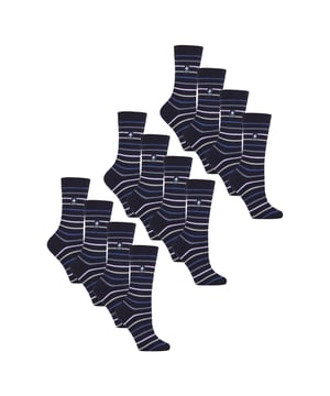 Heat Holders - Calcetines Ultra Lite para Mujeres (12 PARES): Experimenta una calidez y comodidad superiores con los Calcetines Ultra Lite para Mujeres de Heat Holders. Diseñados para proporcionar un aislamiento ligero, estos calcetines mantienen tus pies acogedores sin el volumen, lo que los hace perfectos para llevar todo el día. Disponibles en múltiples colores vibrantes, añaden un toque divertido y elegante a cualquier atuendo mientras ofrecen una retención de calor efectiva. Elaborados con hilos térmicos innovadores, estos calcetines aseguran una excelente regulación de temperatura, atrapando el calor cerca de tu piel mientras permiten la transpiración. Su ajuste ceñido pero cómodo brinda soporte a tus pies durante las actividades diarias, ya sea que estés dentro o fuera de casa. Disponibles en tallas 4-8, estos calcetines están diseñados para ajustarse cómodamente y de manera segura. La mezcla de tejidos duradera asegura un uso prolongado y un mantenimiento fácil, ideal para estilos de vida ocupados. Detalles adicionales del producto: Material: Mezcla de hilos térmicos Tallas: 4-8 Colores: Múltiples colores vibrantes Incluye: 12 pares de calcetines ultra lite Ligeros pero cálidos Apto para lavadora. Perfectos para cualquier persona que busque calidez y comodidad ligeras con un toque elegante para el uso diario.