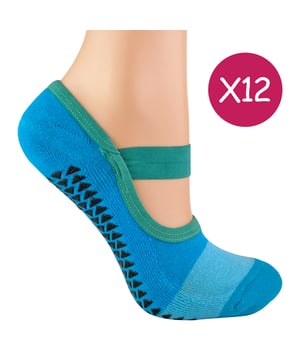 Calcetines de Yoga - Set de 12 Pares: Experimenta comodidad y estabilidad durante tus sesiones de yoga con este vibrante set de 12 pares de Calcetines de Yoga. Diseñados para tallas de calzado femenino 4-8, estos calcetines vienen en una emocionante mezcla de colores, incluyendo azul, negro, naranja, rosa y morado, para añadir estilo a tu atuendo de ejercicio. Elaborados con materiales suaves y transpirables, mantienen tus pies frescos y cómodos mientras proporcionan un agarre seguro en los suaves suelos del estudio. Con suelas antideslizantes, estos calcetines de yoga garantizan un equilibrio mejorado y previenen resbalones durante las posturas, lo que los hace perfectos para yoga, pilates, barre o cualquier ejercicio en el suelo. El diseño de punta abierta promueve la ventilación y la libertad de movimiento, mientras que la tela acolchada añade un soporte suave. Ideales tanto para principiantes como para practicantes avanzados, estos calcetines te permiten mantener la concentración y confianza a lo largo de tu práctica. Su ajuste elástico se adapta cómodamente a tus pies, ofreciendo una sensación ceñida pero flexible. Detalles Adicionales del Producto: Material: Tela suave y transpirable con suelas antideslizantes Tallas: Femeninas 4-8 Colores: Azul, Negro, Naranja, Rosa, Morado Incluye: 12 pares de calcetines de yoga Diseño de punta abierta para transpirabilidad Lavables a máquina. Perfectos para cualquiera que busque un agarre y comodidad mejorados durante el yoga u otras actividades de fitness.
