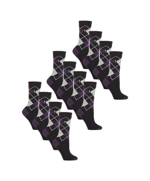 Heat Holders - Calcetines Ultra Lite para Mujeres (12 PARES): Experimenta una calidez y comodidad superiores con los Calcetines Ultra Lite para Mujeres de Heat Holders. Diseñados para proporcionar aislamiento ligero, estos calcetines mantienen tus pies acogedores sin el volumen, lo que los hace perfectos para usarlos todo el día. Disponibles en múltiples colores vibrantes, añaden un toque divertido y elegante a cualquier atuendo mientras ofrecen una retención de calor efectiva. Confeccionados con hilos térmicos innovadores, estos calcetines aseguran una excelente regulación de la temperatura, atrapando el calor cerca de tu piel mientras permiten la transpiración. Su ajuste ceñido pero cómodo apoya tus pies durante las actividades diarias, ya sea que estés dentro o fuera. Disponibles en tallas 4-8, estos calcetines están diseñados para ajustarse de manera cómoda y segura. La mezcla de tejidos duraderos garantiza un uso prolongado y un fácil mantenimiento, ideal para estilos de vida ocupados. Detalles adicionales del producto: Material: Mezcla de hilos térmicos Tallas: 4-8 Colores: Múltiples colores vibrantes Incluye: 12 pares de calcetines ultra lite Ligeros pero cálidos Apta para máquina. Perfecto para cualquier persona que busque calidez y comodidad ligeras con un toque elegante para el uso diario.