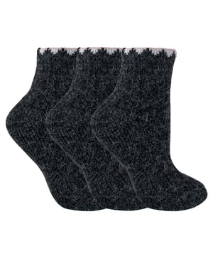 Sock Snob - Calcetines Cortos de Lana de Alpaca para Dama (3 PARES): Experimenta una calidez y suavidad incomparables con los Calcetines Cortos de Lana de Alpaca para Dama de Sock Snob. Diseñados para proporcionar comodidad acogedora, estos calcetines son perfectos para mantener tus pies calientes durante los días fríos, al mismo tiempo que mantienen la transpirabilidad. Elaborados con lana de alpaca de alta calidad, ofrecen un aislamiento natural que regula la temperatura sin causar sobrecalentamiento. Su longitud corta los hace ideales para el uso diario, adaptándose cómodamente dentro de la mayoría del calzado. Las suaves fibras de alpaca son gentiles con la piel sensible, brindando una sensación lujosa que dura todo el día. Disponibles en colores clásicos Piedra y Negro, estos calcetines complementan fácilmente cualquier atuendo, añadiendo estilo y funcionalidad. Perfectos para la relajación en interiores o actividades al aire libre, estos calcetines te brindan calidez donde quiera que vayas. Disponibles en tallas 4-8, los calcetines están diseñados para ajustarse cómodamente y de manera segura. Su construcción duradera garantiza un uso prolongado, mientras que la lana natural ayuda a mantener los pies secos al absorber la humedad. Detalles adicionales del producto: Material: Lana de alpaca premium. Tallas: 4-8. Colores: Piedra, Negro. Incluye: 3 pares de calcetines cortos. Aislamiento natural y control de humedad. Lavables a máquina (se recomienda ciclo suave). Ideal para cualquier persona que busque calidez y suavidad transpirables en un calcetín corto elegante, perfecto para el clima más fresco.