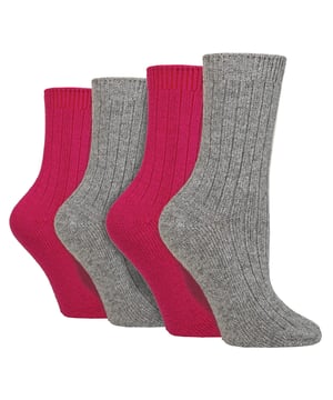 Wildfeet - Pack de 4 pares de calcetines de cama de cachemira para mujeres: Estos calcetines de cachemira Wildfeet para mujeres son la máxima expresión de lujo y comodidad. Elaborados con una mezcla de lana natural, viscosa y cachemira, están diseñados para proporcionar calidez y confort durante todo el día, ya sea que estés haciendo diligencias o relajándote en casa. Estos calcetines ofrecen el equilibrio perfecto entre lujo y practicidad con una mezcla de lana, viscosa y cachemira. El material suave y cómodo proporciona calor e aislamiento para mantener tus pies abrigados en climas fríos, al mismo tiempo que es transpirable y absorbe la humedad. La combinación de fibras hace que estos calcetines sean más duraderos, garantizando un uso prolongado, mientras que la pierna acanalada mejora la comodidad. Estos 4 pares de calcetines de cachemira Wildfeet vienen en 2 cajas de regalo y están envueltos de manera atractiva con un lazo de cinta de satén, lo que los hace ideales para regalar a amigos o familiares. Wild Feet es una línea de calcetines con diseños geniales, colores audaces y frases ingeniosas, ¡desde pugs y pingüinos, hasta leones y llamas! Hay 14 colores para elegir. Vienen en una talla para mujeres 4-8 UK, están hechos de 37% lana, 27% viscosa, 24% poliamida, 11% cachemira, 1% elastano y son lavables a máquina. Detalles adicionales del producto: Calcetines de cama Wildfeet para mujeres, mezcla de fibras de lana y cachemira, 14 opciones de color maravillosas, hechos para relajarse, piernas acanaladas, pack de 4 pares, una gran idea de regalo, el relleno navideño ideal, suaves y transpirables.
