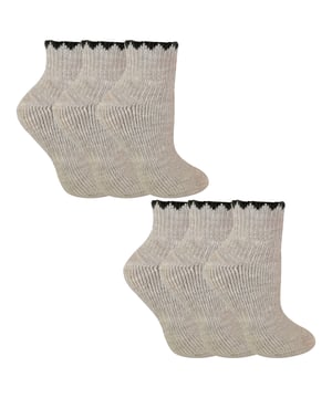 Sock Snob - Calcetines cortos de lana de alpaca para mujeres (6 pares): Disfruta de una calidez y comodidad excepcionales con los calcetines cortos de lana de alpaca para mujeres de Sock Snob. Estos calcetines están elaborados con lana de alpaca de primera calidad, ofreciendo un aislamiento natural que mantiene tus pies abrigados sin sobrecalentarlos. Su longitud corta los hace perfectos para el uso diario, ajustándose cómodamente dentro de la mayoría de los zapatos y botas. Las suaves fibras de alpaca son delicadas con la piel, proporcionando una calidez transpirable ideal para días más frescos. Disponibles en los colores clásicos Negro y Piedra, estos calcetines añaden un toque sutil pero elegante a cualquier atuendo, ya sea que estés en casa o fuera. Diseñados para ajustarse a las tallas 4-8, este paquete de seis asegura que tengas suficientes pares para rotar en tu guardarropa. La construcción duradera ayuda a mantener la forma y la comodidad, mientras que la lana natural absorbe la humedad para mantener tus pies secos. Detalles adicionales del producto: Material: Lana de alpaca premium Tallas: 4-8 Colores: Negro, Piedra Incluye: 6 pares de calcetines cortos Propiedades de aislamiento natural y absorción de humedad Lavable a máquina (se recomienda ciclo suave). Perfectos para cualquier persona que busque suavidad y calidez transpirables en un calcetín corto versátil, ideal para las temporadas más frías.