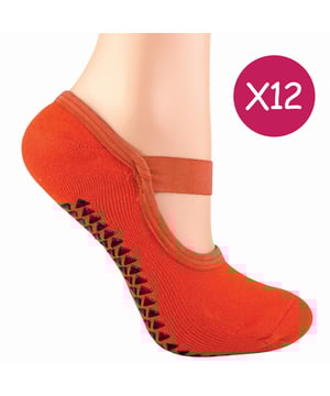 Calcetines de Yoga - Set de 12 Pares: Experimenta comodidad y estabilidad durante tus sesiones de yoga con este vibrante set de 12 pares de calcetines de yoga. Diseñados para tallas de zapatos de mujer 4-8, estos calcetines vienen en una emocionante mezcla de colores que incluyen azul, negro, naranja, rosa y morado para agregar estilo a tu vestimenta de entrenamiento. Hechos de materiales suaves y transpirables, mantienen tus pies frescos y cómodos mientras proporcionan un agarre seguro en los suelos lisos del estudio. Con suelas antideslizantes, estos calcetines de yoga aseguran un mejor equilibrio y previenen resbalones durante las posturas, lo que los hace perfectos para yoga, pilates, barre o cualquier ejercicio en el suelo. El diseño de punta abierta promueve la ventilación y la libertad de movimiento, mientras que el tejido acolchado añade un soporte suave. Ideales tanto para principiantes como para practicantes avanzados, estos calcetines te permiten mantener el enfoque y la confianza durante toda tu práctica. Su ajuste elástico se adapta cómodamente a tus pies, ofreciendo una sensación ceñida pero flexible. Detalles adicionales del producto: Material: Tejido suave y transpirable con suelas antideslizantes. Tallas: Mujer 4-8. Colores: Azul, Negro, Naranja, Rosa, Morado. Incluye: 12 pares de calcetines de yoga. Diseño de punta abierta para transpiración. Lavables a máquina. Perfectos para cualquier persona que busque un mejor agarre y comodidad durante el yoga u otras actividades físicas.