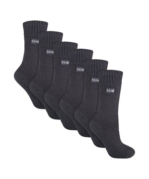 THMO - Calcetines Originales para Damas (6 PARES): Experimenta la comodidad durante todo el día y un estilo vibrante con el paquete de Calcetines Originales para Damas de THMO. Diseñados para ofrecer un ajuste perfecto para tallas de zapato 4-8, este set incluye seis pares de calcetines en una variedad de colores impresionantes: Negro, Fucsia, Gris, Marino, Rosa, Morado y Rojo. Cada par está confeccionado con un suave tejido transpirable para mantener tus pies cómodos y secos durante todo el día. Estos calcetines ofrecen una excelente durabilidad y una suave elasticidad, asegurando que se mantengan ajustados sin deslizarse ni causar incomodidad. Ideales para el uso diario, ya sea que estés en el trabajo, haciendo ejercicio o relajándote en casa, proporcionan el equilibrio perfecto entre suavidad y soporte. La selección colorida facilita mezclar y combinar con tus atuendos, añadiendo un toque de color o tonos clásicos según tu estado de ánimo o estilo. Lavables a máquina para un cuidado conveniente, estos calcetines mantienen su forma y colores vibrantes incluso después de múltiples lavados. Detalles adicionales del producto: Material: Tejido suave y transpirable Tallas: 4-8 (talla de zapato del Reino Unido) Colores: Negro, Fucsia, Gris, Marino, Rosa, Morado, Rojo Incluye: 6 pares de calcetines Puño elástico para un ajuste seguro Lavables a máquina. Esenciales para cualquier persona que busque combinar comodidad, color y durabilidad en su colección diaria de calcetines.