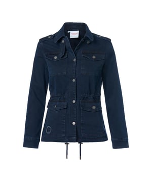 Een onmisbare must-have: het denim jack van Caroline Tensen. Dit safari-jasje vormt een modieus en stoer item voor elke dag. Investeer in deze prachtige investeringsstuk, zoals het Montreal jack. Dit informele jack van Caroline Tensen garandeert jarenlang plezier. De klassieke, diepblauwe denimstof is vervaardigd uit hoogwaardig katoen en de doordachte accenten dragen bij aan een gedurfde uitstraling. Dankzij de geliefde en tijdloze diepblauwe kleur, samen met de stoere keperbinding, krijgt het jack een echt winterkarakter. Het voorpaneel is voorzien van klepzakken op de borst en heupen. Bovendien beschikt dit stoere jack over een platte kraag en een afneembare sluiting bij de kraag, wat zorgt voor een robuust accent. De deelnaden op zowel het voor- als achterpand zijn stijlvol doorgestikt met decoratieve stiksels.Het model is uitgerust met lange mouwen en epauletten, en reikt tot aan de heup. Bijzondere aandacht verdient ook de achterzijde van dit jack. Een prachtig borduursel verwijst naar Caroline Tensen's tatoeage. Dankzij de doorgestikte tunnel met strikkoorden op taillehoogte kan dit informele jack elegant getailleerd worden, resulterend in een flatterend en vrouwelijk silhouet. Aan de onderzijde van het jack bevindt zich in de zoom een strikkoord, samen met een loopsplit aan de achterkant. De fraaie, gevlamde knopen voegen een authentieke en tijdloze safari-uitstraling toe aan het jack. Combineer dit jack met de Ottowa jeans van de Caroline Tensen-collectie, vervaardigd uit dezelfde hoogwaardige kwaliteit, en creëer een uiterst stijlvolle look!