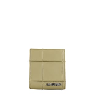 Tas Jacquemus Le Gadjo licht kaki.Ritssluiting rondom en smalle schouderriem.Kaartvakjes binnenin.Gouden logo Jacquemus op de voorkant van de tas.Afmetingen: 11,5 x 17,5 cm.