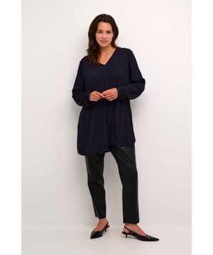 Regular fit,Lange mouwen  Fijne was 30°, niet bleken, niet in de droger drogen, Liggend laten drogen in de schaduw, koud strijken max. 110° C, Chemisch laten reinigen.  100% Viscose (LENZING™ ECOVERO™)