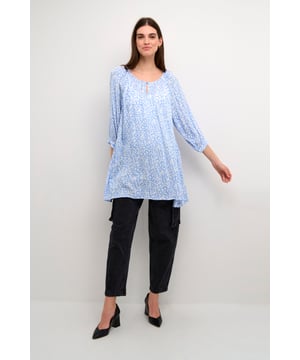 Regular fit,3/4 mouwen  Fijne was 30°, niet bleken, niet in de droger drogen, Liggend laten drogen in de schaduw, koud strijken max. 110° C, Chemisch laten reinigen.  100% Viscose (LENZING™ ECOVERO™)