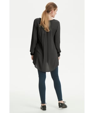 Regular fit,Lange mouwen  Fijne was 30°, niet bleken, niet in de droger drogen, Liggend laten drogen in de schaduw, koud strijken max. 110° C, Chemisch laten reinigen.  100% Viscose (LENZING™ ECOVERO™)