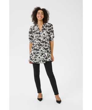 Regular fit,Taille lengte,Elleboog lengte  Fijne was 30°, niet bleken, niet in de droger drogen, Druipnat ophangen in de schaduw, warm strijken max. 150° C, Droogreiniging  100% Viscose (LENZING™ ECOVERO™)