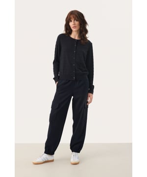 Relaxed fit,Lange mouwen  Handwas, niet bleken, niet in de droger drogen, Druipnat ophangen in de schaduw, koud strijken max. 110° C,.  90% Wol,10% Kasjmier