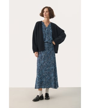 Relaxed fit,Lange Ärmel  Handwäsche, Nicht bleichen, Nicht im Trockner trocknen, Liegend trocken., Kalt bügeln max. 110° C, Trockenreinigung  36% Polyamid (Recycelt),36% Polyester (Recycelt),25% Wolle (zertifiziert),3% Elasthan
