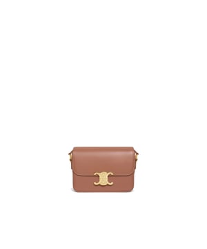 - Composición: 100% piel de becerro - Forro: Piel - Un bolsillo interior con cremallera - Bandolera ajustable - Ancho 7 cm - Bolsillo interior deslizante - Alto 13 cm - Largo 18 cm - Cierre con logo del triunfo en tono dorado - Hecho en Italia - Género: MUJER -