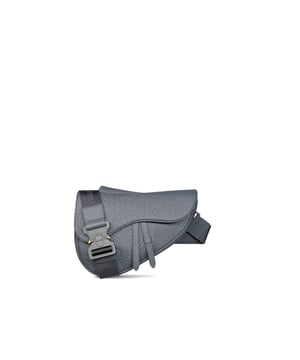 - Samenstelling: 100% kalfsleer - Voering: Katoen - Hoofdvak met ritssluiting en magnetische flap - Verstelbare Christian Dior nylon jacquard schouderband met leren details en CD-kenmerkende aluminium gesp - Reliëf Dior-handtekening aan de binnenkant - Techn