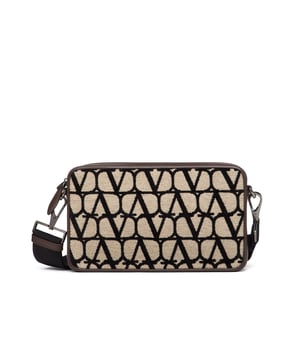 – Zusammensetzung: 100 % Kalbsleder – Abnehmbarer und verstellbarer Schultergurt – Innentasche – durchgehendes Toile Iconographe-Muster – Tiefe 7 cm, Höhe 16 cm, Breite 25 cm – Hergestellt in Italien – Geschlecht: HERREN –