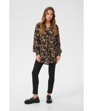Casual fit,Taille lengte,Lange mouwen  Fijne was 30°, niet bleken, niet in de droger drogen, Liggend laten drogen in de schaduw, warm strijken max. 150° C, Chemisch laten reinigen.  100% Viscose (LENZING™ ECOVERO™)