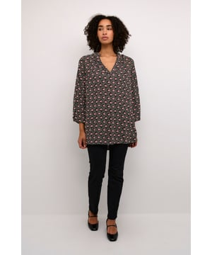 Regular fit,Taille lengte,3/4 mouwen  Fijne was 30°, niet bleken, niet in de droger drogen, Liggend laten drogen in de schaduw, koud strijken max. 110° C, Chemisch laten reinigen.  100% Viscose (LENZING™ ECOVERO™)