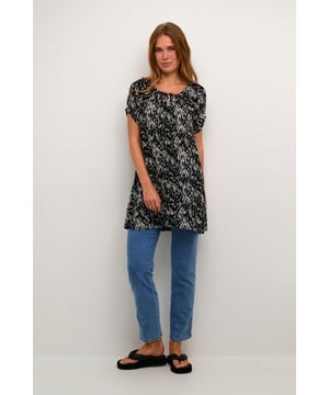Regular fit,Korte mouwen  Fijne was 30°, niet bleken, niet in de droger drogen, Liggend laten drogen in de schaduw, koud strijken max. 110° C, Chemisch laten reinigen.  100% Viscose (LENZING™ ECOVERO™)