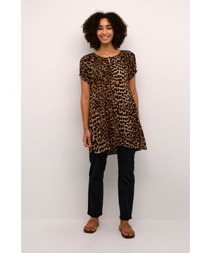 Regular fit,Korte mouwen  Fijne was 30°, niet bleken, niet in de droger drogen, Liggend laten drogen in de schaduw, koud strijken max. 110° C,.  100% Viscose (LENZING™ ECOVERO™)